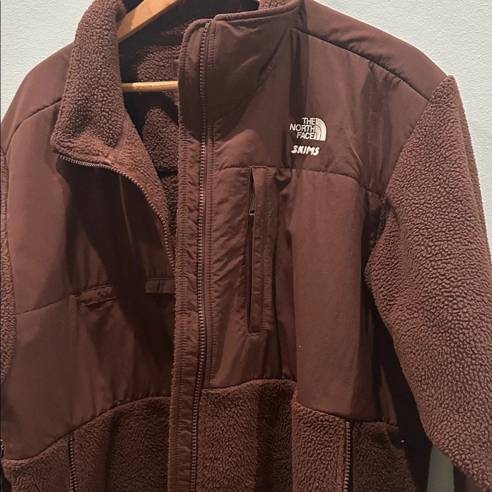 THE NORTH FACE X SKIMS 1995 RETRO DENALI FLEECE JACKET in brown. Size Large. - Picture 3 of 7